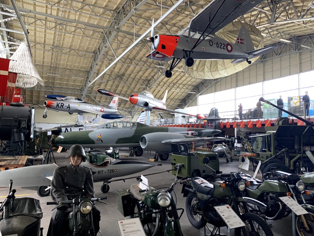 Fly I hangaren på museet