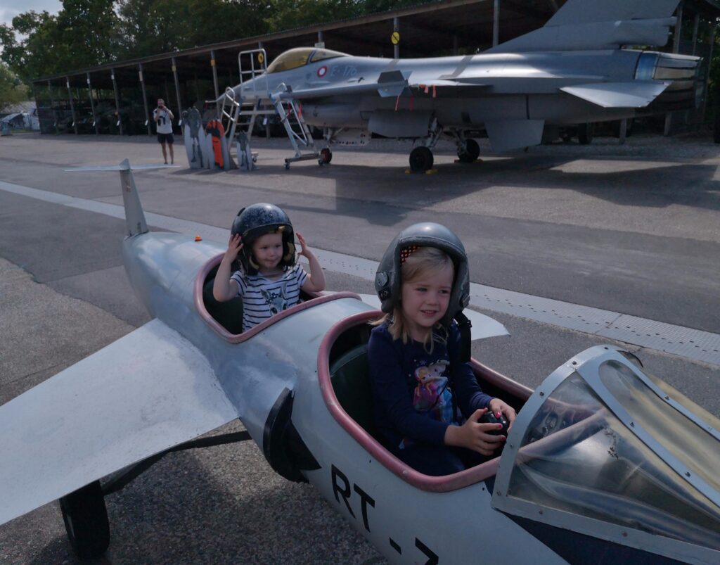 Børn i fly på Aalborg Forsvars- og Garnisonsmuseum museum museet